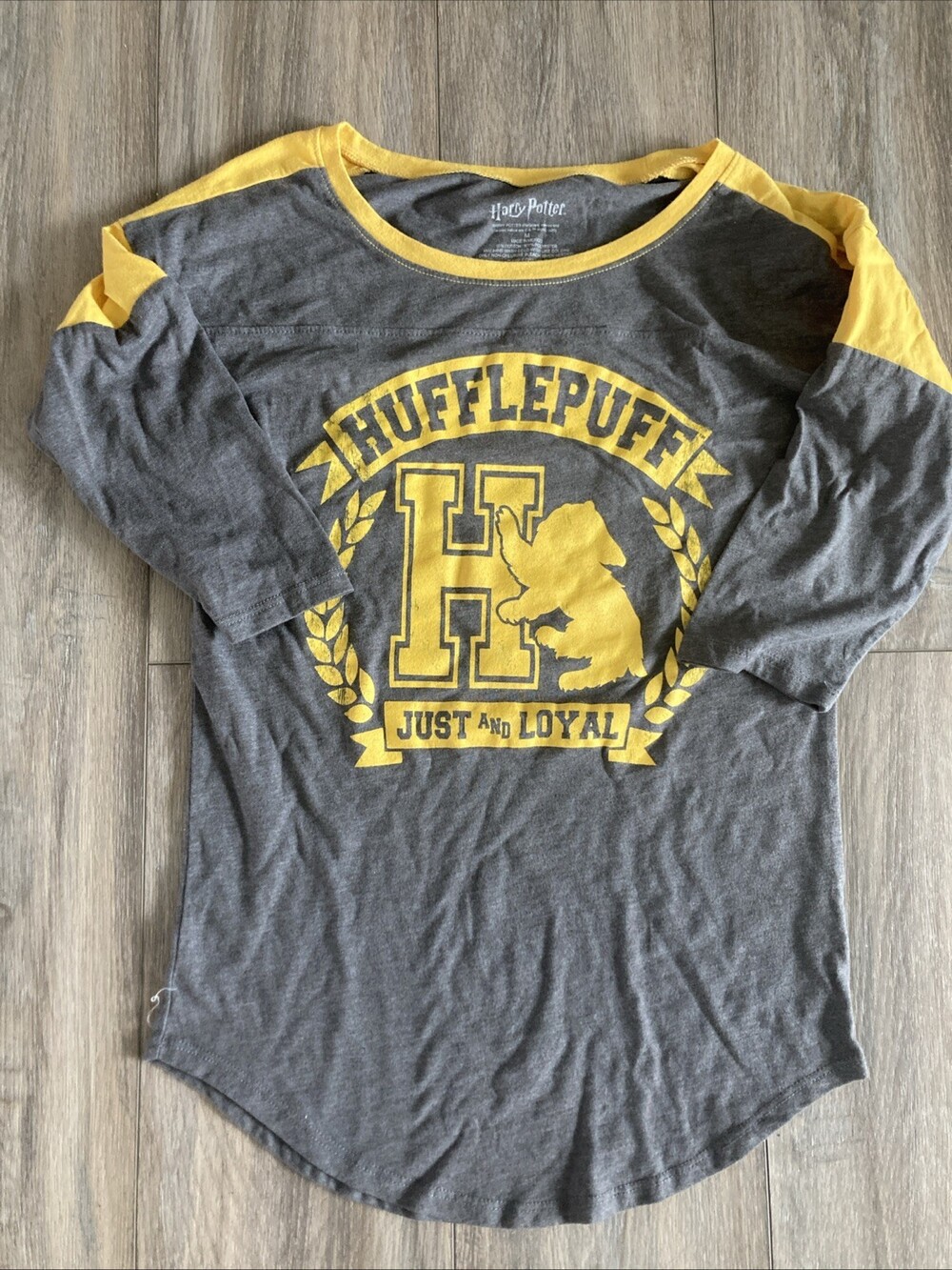 HARRY POTTER HUFFLEPUFF Gray & Yellow Raglan T - Size M